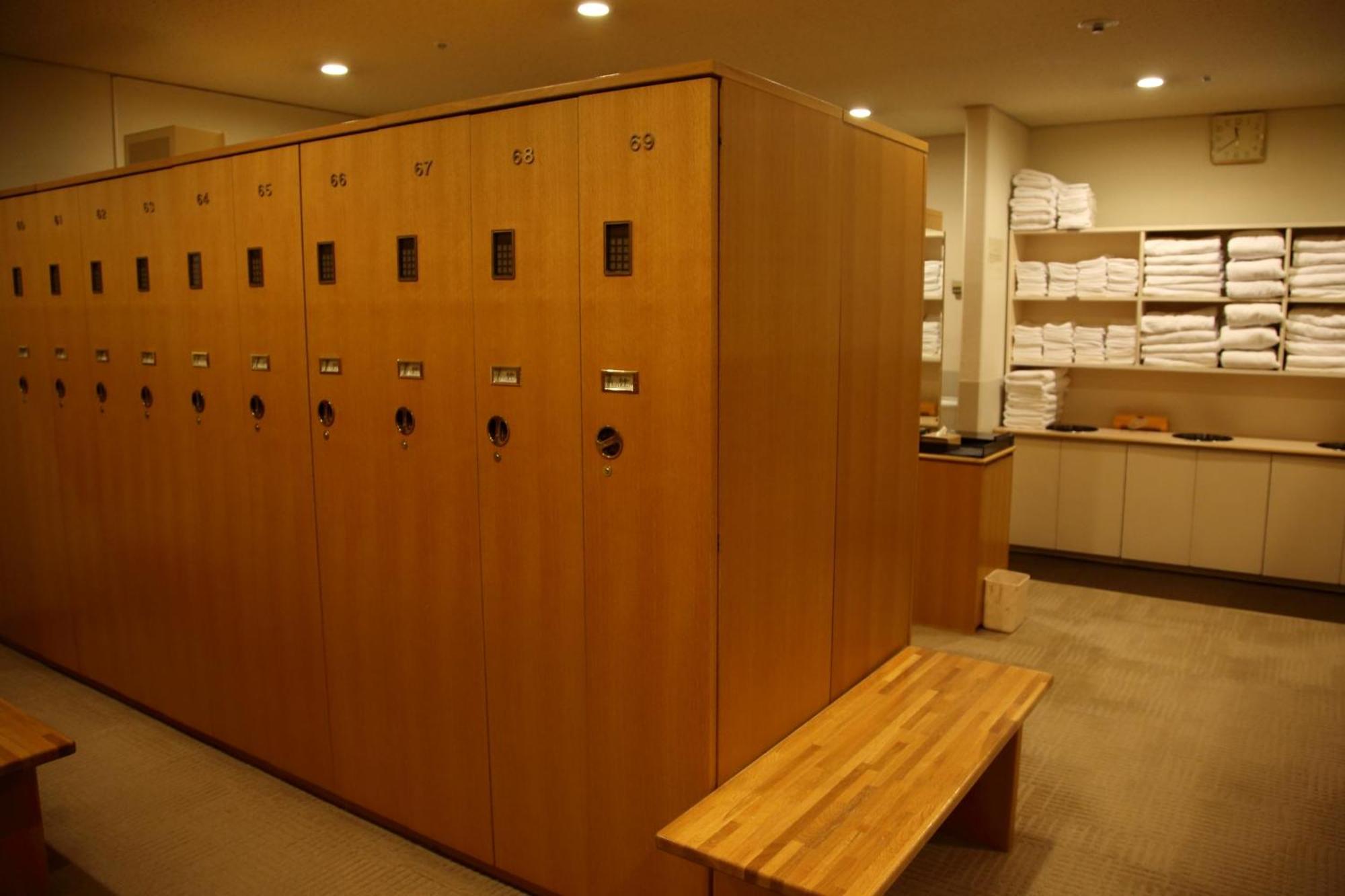 Hotel New Otani Осака Екстериор снимка A locker room at a spa