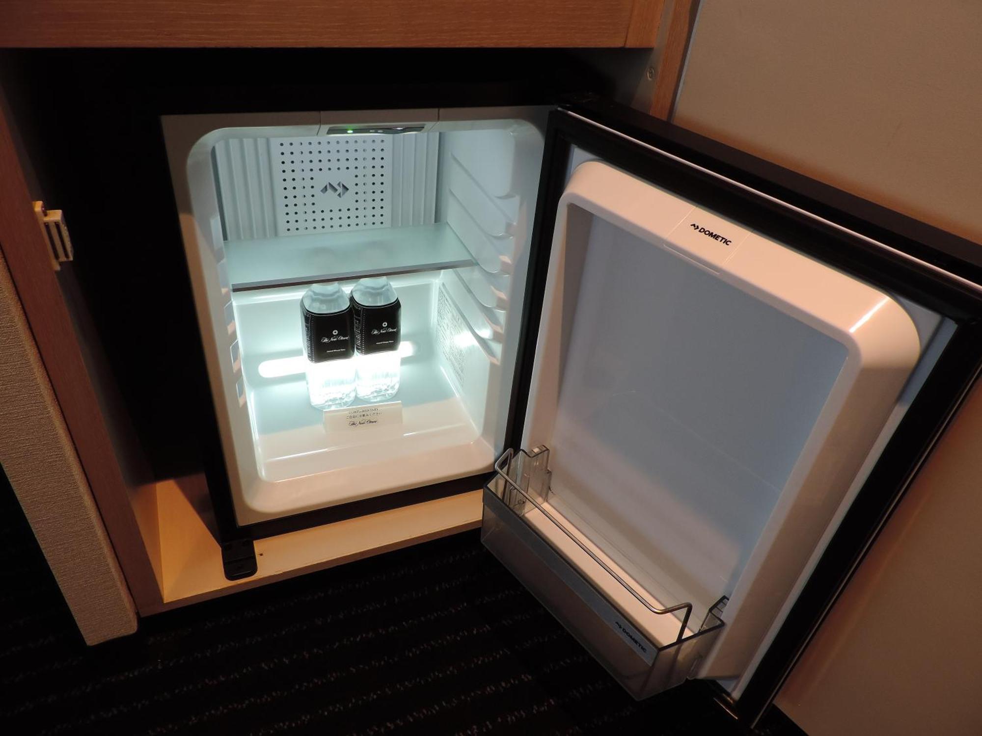 Hotel New Otani Осака Екстериор снимка A mini-refrigerator in a hotel room