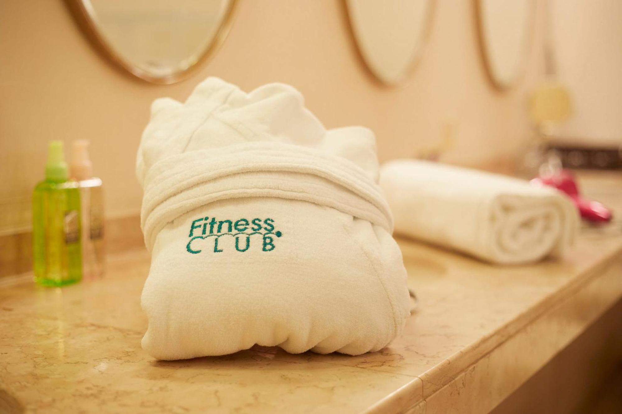 Hotel New Otani Осака Екстериор снимка A folded bathrobe