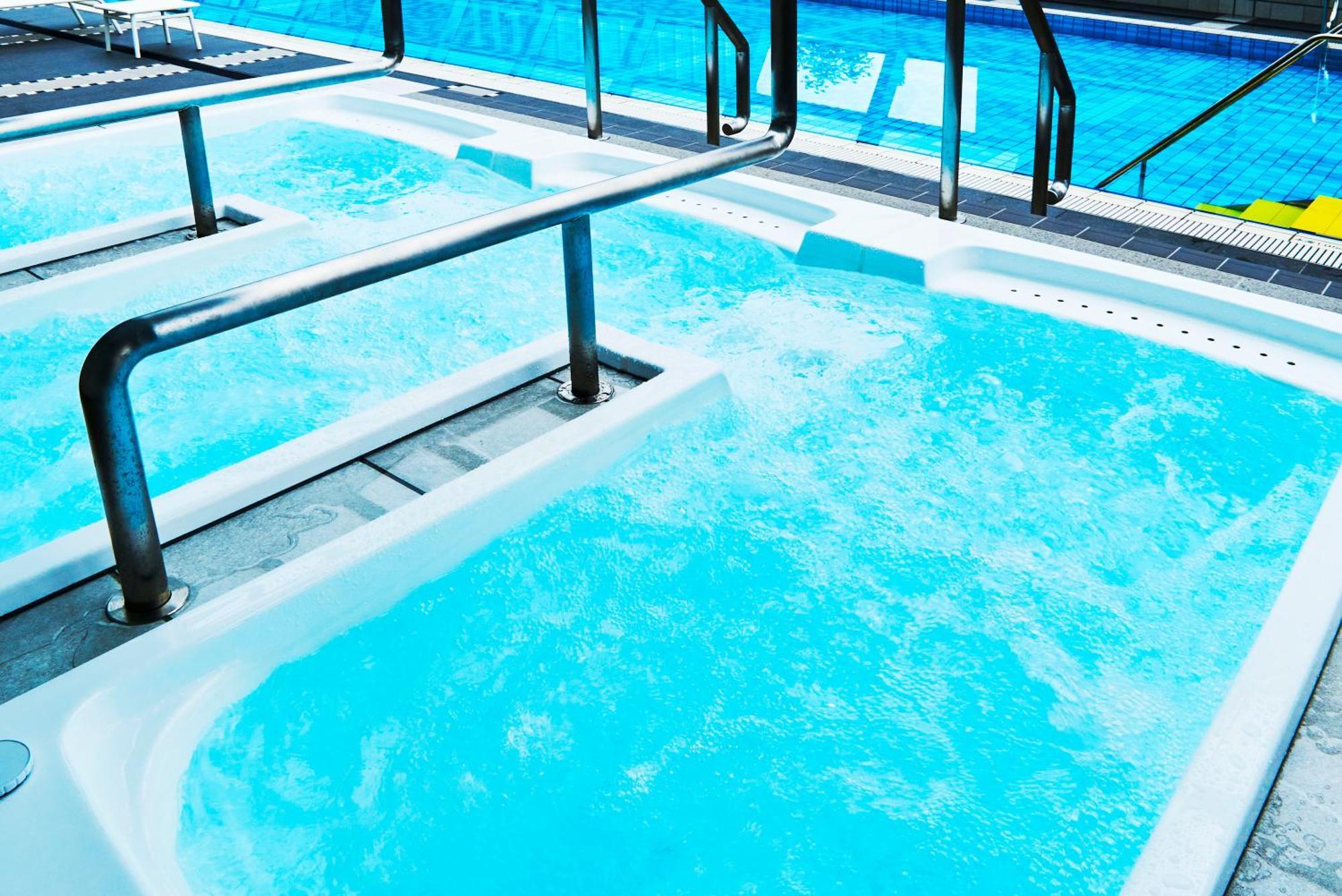 Hotel New Otani Осака Екстериор снимка A swimming pool