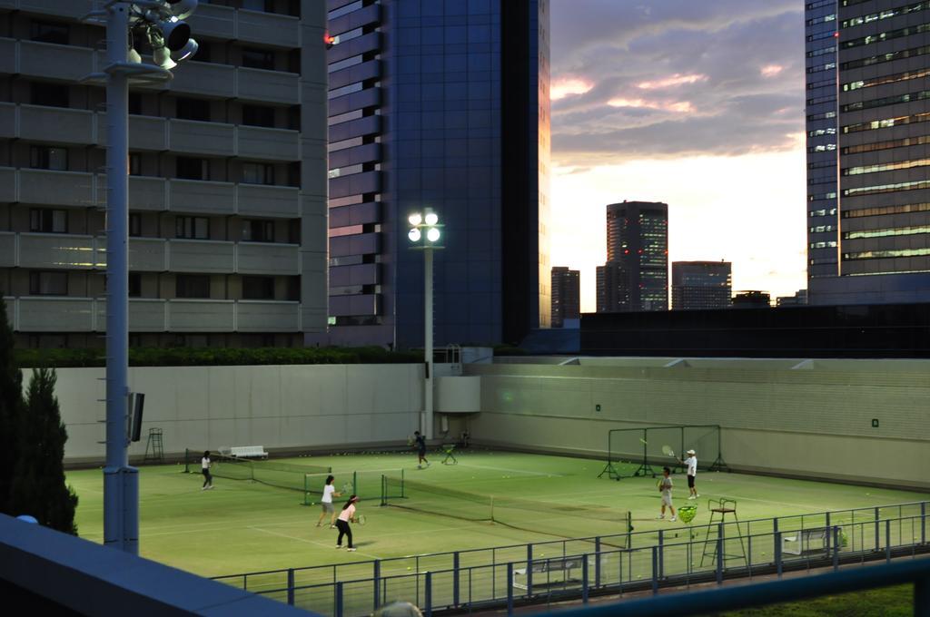 Hotel New Otani Осака Екстериор снимка Tennis courts at night